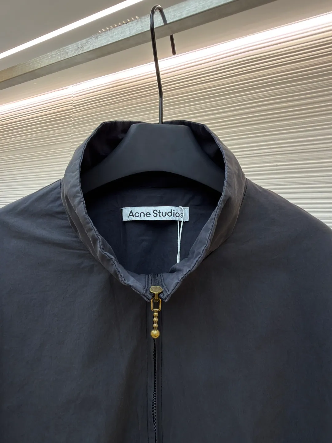Acne Studios contrasting logo zipper jacket ●Original version: Purchased and developed for 6500 ●Item number: 1681084-B45 ●Material: Illusion elegant cotton fine woven silk fabric ●Technology: Solid printing production ●Version: Loose fit ●Weight: about 600 grams ●Size: 42-44-46-48 ●Description: Customized Illusion elegant cotton fine woven silk, soft and silky, comfortable and close to the skin, with aged black as the color The inadvertently smudged distressed effect meets the carrier of retro sentiments. The panel decorations are displayed in a homogeneous manner. It is embellished with the eye-catching Acne Studios 1996 contrasting logo on the back panel. It has a retro charm and exudes a modern simple fashion sense. The elastic cuffs and hem design cleverly outline the body lines and reveal a sense of high-end that cannot be ignored in the casualness. It is the most stylish fashion pioneer on the street, using solid printing. The chest printing has been modified by the film screen three times. Use glue liquid paint to print the pattern on the fabric, bake the fabric to fix the printed pattern, and use the gradient spraying process to make the clothes appear rich in color under different lights and increase the visual layering. Heavy washing uses a special solution to remove stains and slight fading, and then snowflake washing uses strong washing to remove fading and make the color more uniform. The hem is made at one time using a three-needle waist-stretching machine. The machine's special needle position and feeding mechanism are used to sew the elastic band and the fabric together in the same process. The three-needle design is stronger and can evenly distribute pressure to ensure that the elastic band and the fabric are tightly fitted. The overall wiring is straight and delicate, the fabric is comfortable and soft, and the color is consistent without color difference. It can be matched with the same style to create a fashionable look and control various occasions. Customized accessories, complete with three standards, same style for men and women!